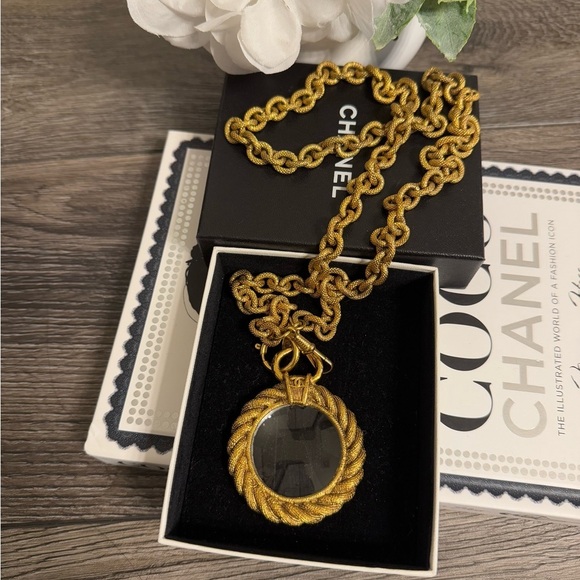 Chanel Vintage Gold Magnifying Glass CC Logo Pendant Chain Necklace